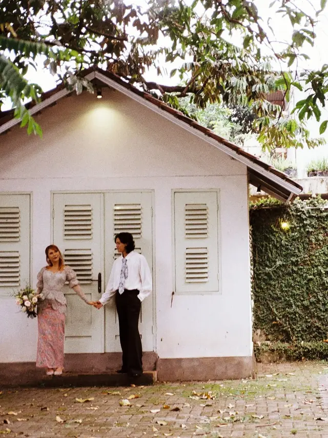 Resmi Dilamar, Nadin Amizah Tampil Cantik Kenakan Kebaya Vintage Flowery