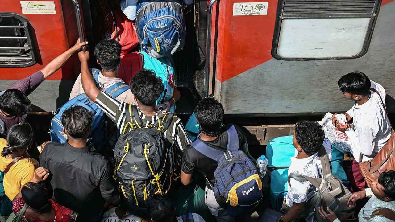 FOTO: Konflik India-Pakistan Memanas, Warga Panik Mengungsi KeTempat Aman