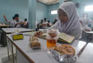 Kebijakan ini menegaskan komitmen pemerintah dalam menjaga keseimbangan gizi masyarakat meski pola konsumsi mengalami penyesuaian selama bulan puasa. Tampak dalam foto, makanan program Makan Bergizi Gratis (MBG) Ramadan di SDI Al Hidayah, Cinere, Depok, Selasa (24/2/2026). (merdeka.com/Arie Basuki)