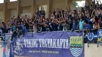 Bobotoh Persib mendukung Persib pada uji coba di Lapangan Stadion UNY, Sleman, Yogyakarta, Selasa (26/12/2017). (Bola.com/Ronald Seger Prabowo)