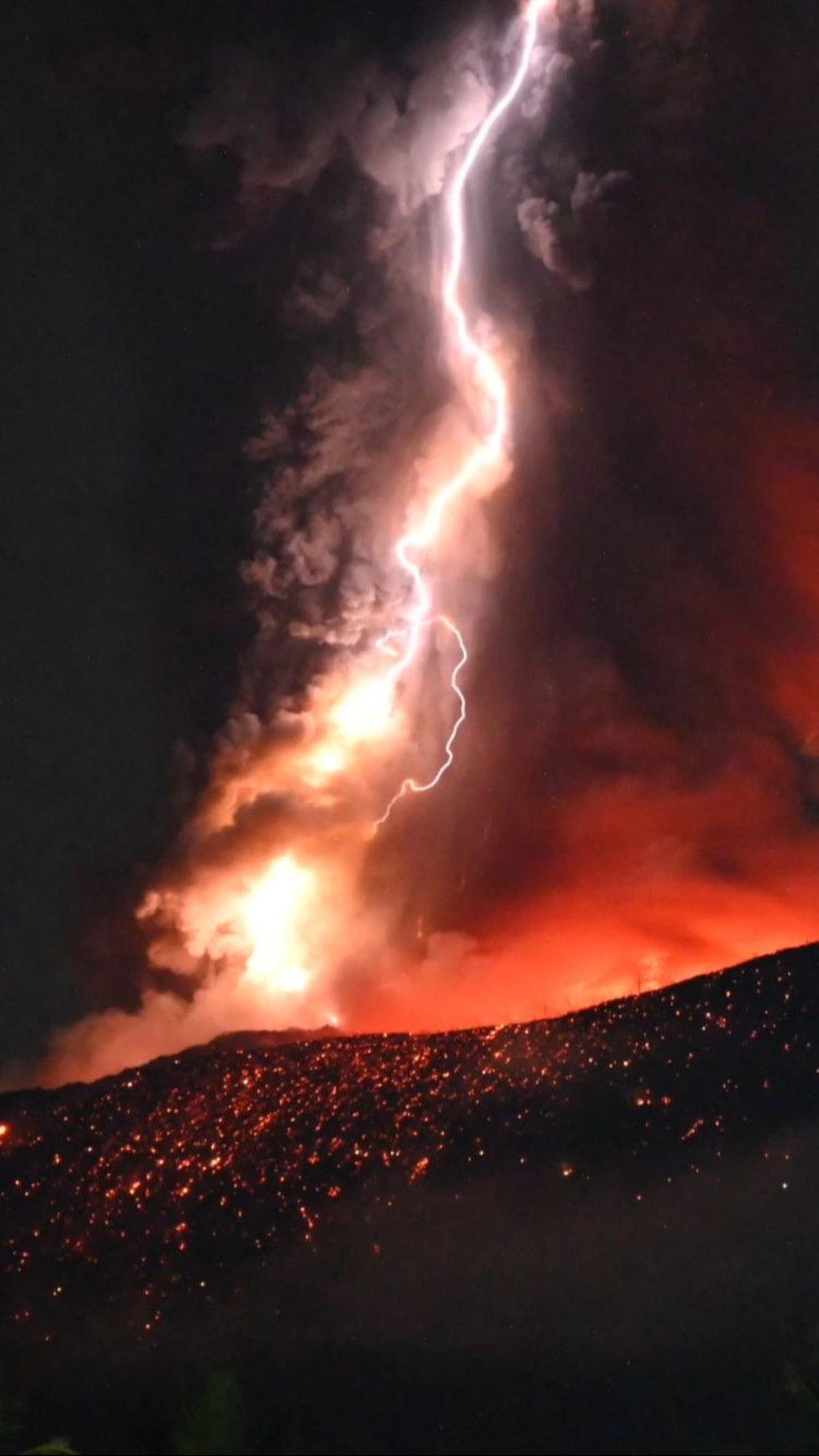 Meski demikian Gunung Ibu masih berada pada status level III atau siaga. Foto: HO/Indonesia’s Geological Agency/AFP<br>