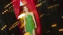 Di perayaan ulang tahunnya yang ke-40, BCL tampil stunning dibalut gaun pesta berwarna hijau. Gaun sequinn ini memiliki detail cross-neck dan high slit yang sempurna memamerkan body goalsnya. [Foto: Instagram/bclsinclair]