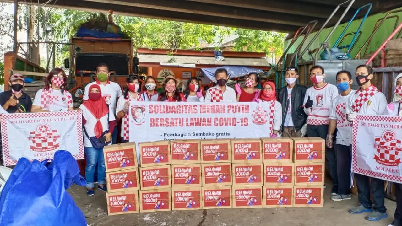Relawan Solmet membagikan paket sembako di sejumlah titik wilayah Jakarta Pusat.