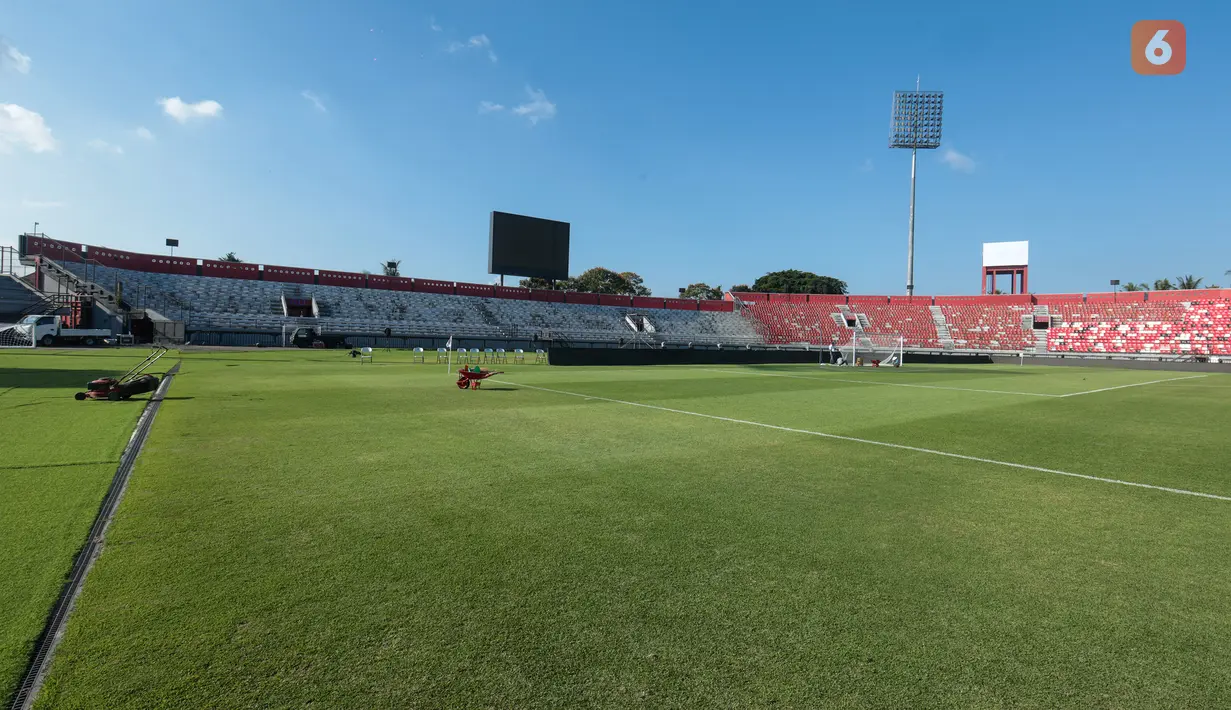Kondisi Stadion I Wayan Dipta di Gianyar, Bali, Rabu (5/8/2026), sehari menjelang laga final Piala Presiden 2026. Hamparan rumput hijau yang terawat berpadu dengan langit biru cerah menambah kemegahan stadion yang akan menjadi arena final Persebaya Surabaya melawan Persib Bandung serta perebutan tempat ketiga antara Persija Jakarta dan Arema FC. (KLY/Budy Santoso)