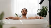 Ilustrasi Berendam dengan Air Hangat (freepik)