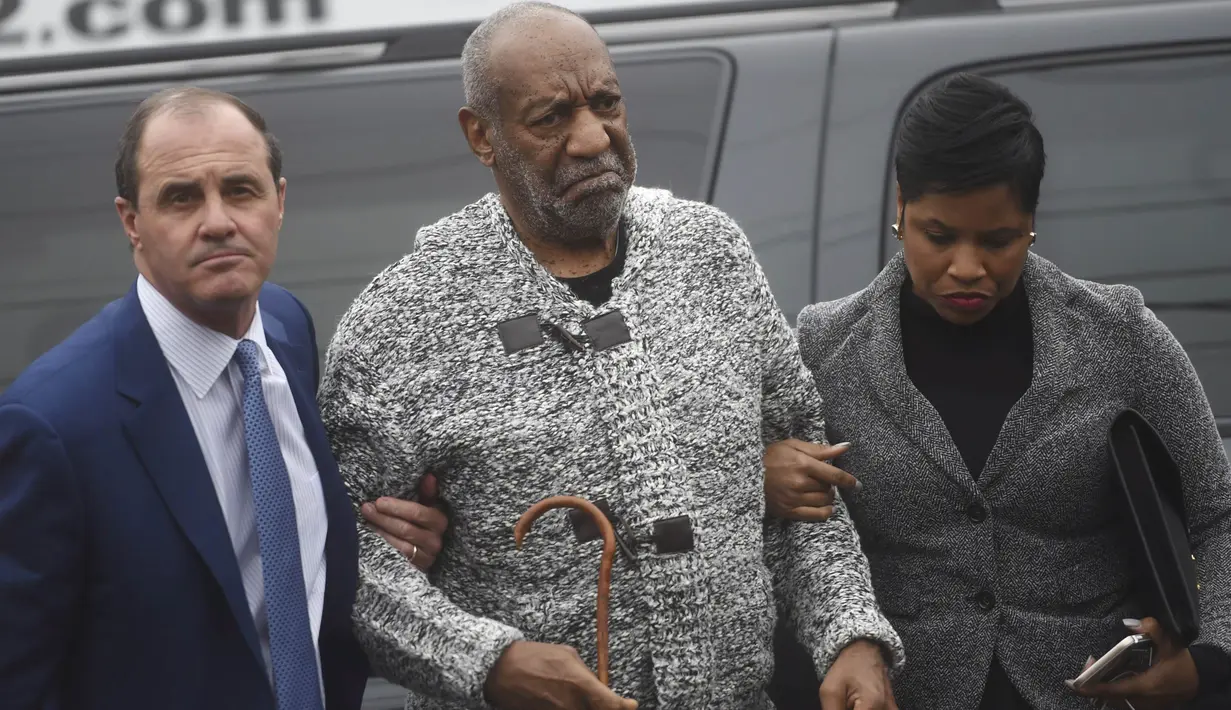Aktor Amerika, Bill Cosby (tengah) tiba di Pengadilan Montgomery County, Pennsylvania, Rabu (30/12). Cosby dikenai tuduhan penyerangan seksual dalam satu peristiwa di tahun 2004 yang melibatkan seorang pegawai universitas setempat. (REUTERS/Mark Makela)