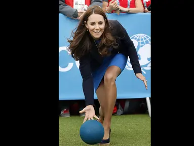 Duchess of Cambridge, Kate Middleton, menyempatkan memainkan permainan khas Afrika Selatan saat berkunjung ke Commonwealth Games Village di Glasgow, Skotlandia, (29/7/2014). (REUTERS/Danny Lawson)