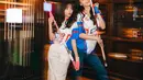 Erika Carlina kenakan sneakers saat main billiard yang membantu mobilitasnya bergerak. Dipadu dengan overisized jersey dan regular fit jeans [@eri.carl]
