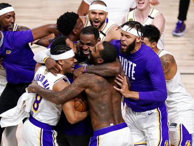 Para pebasket Los Angeles Lakers merayakan gelar juara usai menaklukkan Miami Heat Pada gim keenam final NBA di  AdvenHealth Arena, Senin (12/10/2020). Lakers menang dengan skor 106-93. (AP Photo/John Raoux)