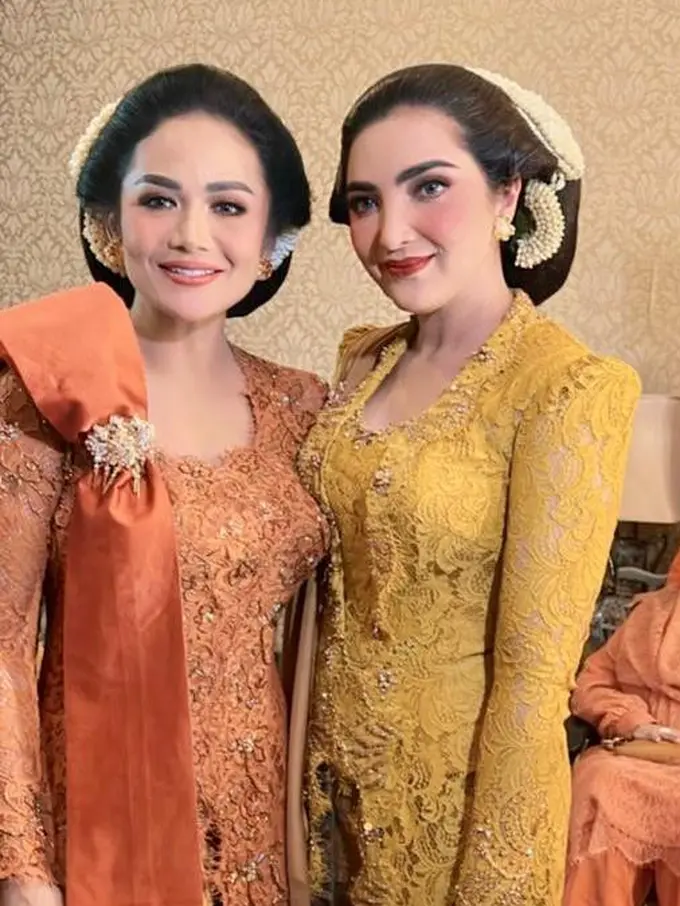 Gaya Aurel Hermansyah, Ashanty, dan Krisdayanti Berkebaya di Acara Tedak Siten Ameena