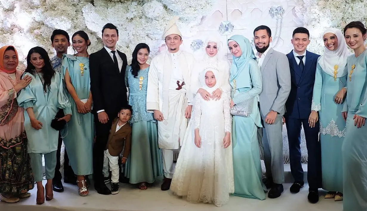 Pasangan artis Laudya Cynthia Bella dan Engku Emran berfoto bersama dengan sejumlah artis Indonesia usai melangsungkan pernikahan. Ucapan selamat pun mengalir deras untuk Laudya Cynthia Bella dan Engku Emran. (instagram/titi_kamall)