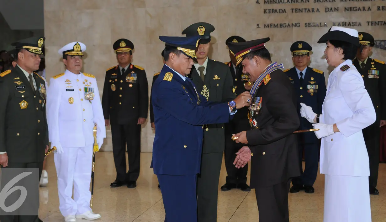 KSAU Marsekal TNI Agus Supriatna menyematkan Bintang Swa Bhuwana Paksa kepada Kapolri Jenderal Pol Badrodin Haiti di Jakarta, Jumat (1/7). Kapolri Jenderal Pol Badrodin Haiti juga mendapat Bintang Yudha Dharma. (Liputan6.com/Helmi Fithriansyah)