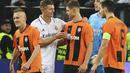 Gelandang Real Madrid, Toni Kroos dan pemain Shakhtar Donetsk, Valeriy Bondar berpelukan setelah pertandingan lanjutan grup F Liga Champions di stadion Polish Army Stadium di Warsawa, Polandia, Rabu, 12 Oktober 2022. Shakhtar Donetsk bermain imbang atas Real Madrid 1-1. (AP Photo/Michal Dyjuk )