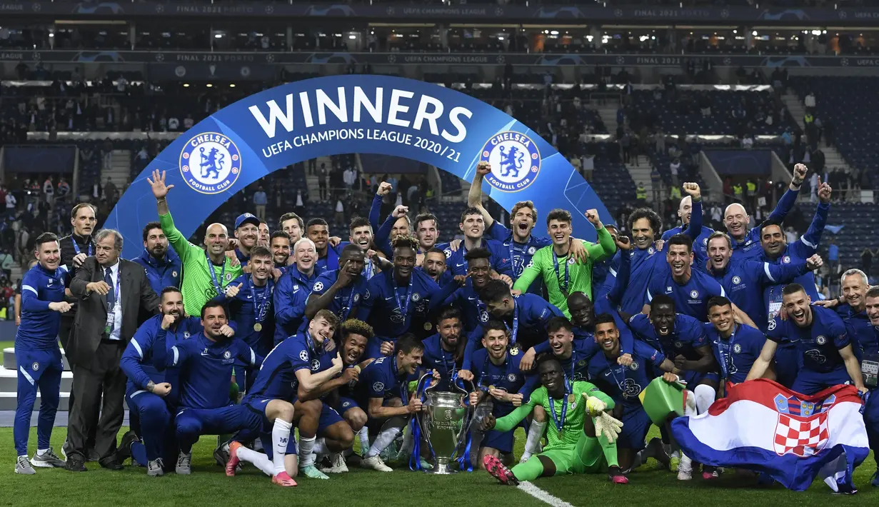 Para pemain Chelsea berpose dengan trofi Liga Champions saat merayakan juara usai mengalahkan Manchester City pada babak final Liga Champions di Stadion Dragao, Portugal, Minggu (30/5/2021). Kemenangan ini membawa Chelsea meraih gelar Liga Champions kedua dalam sejarah klub. (Pierre Philippe Marcou
