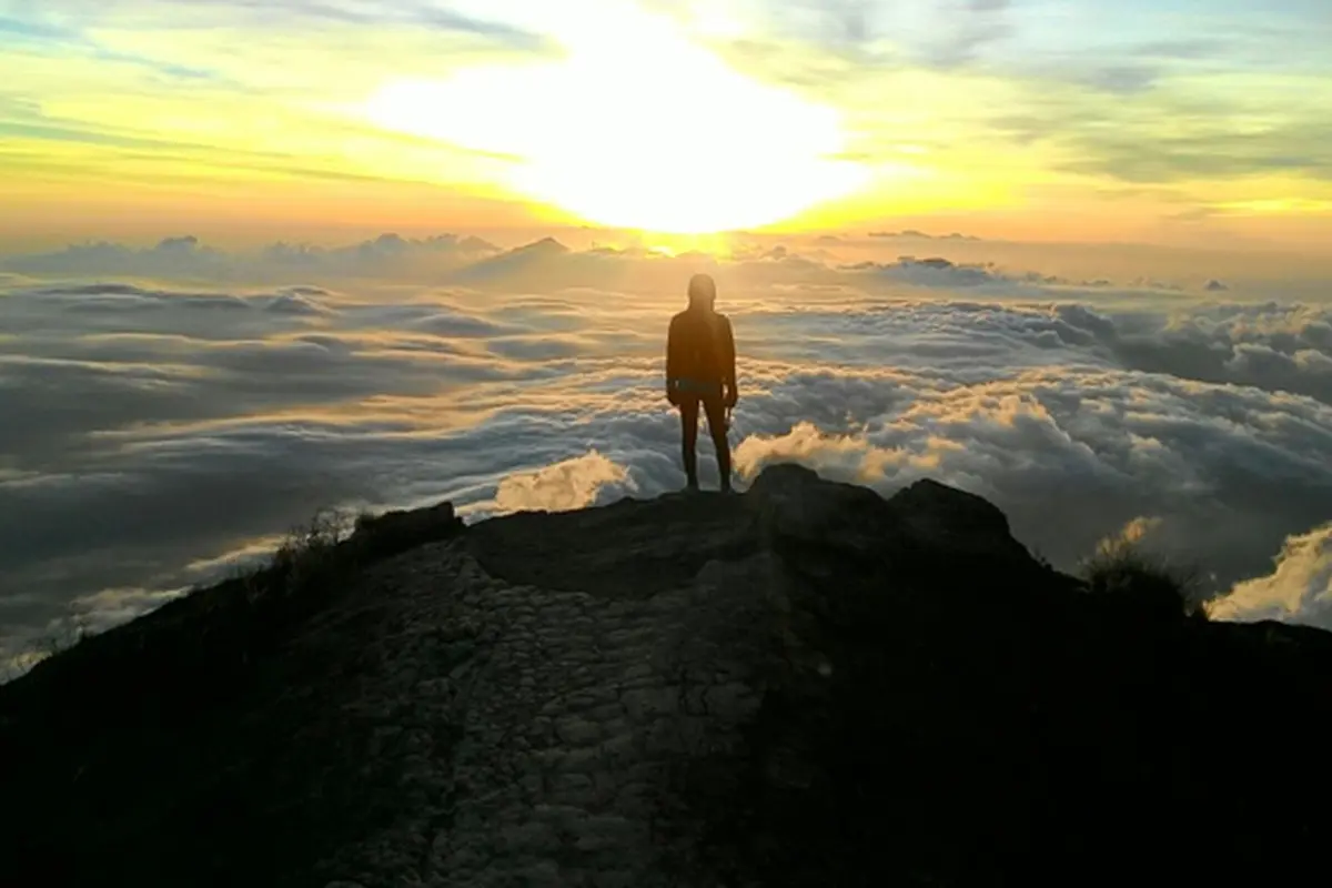 Backpacker kece mendaki gunung suci gunung agung bali