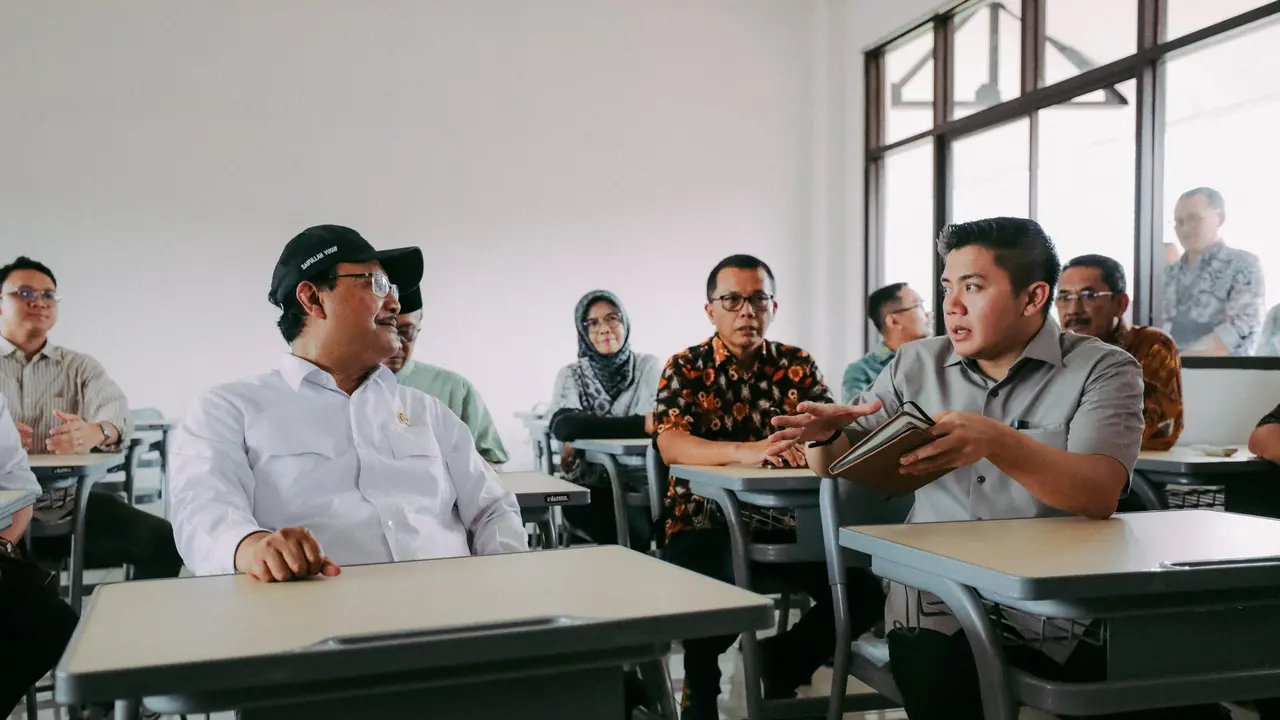 Sekretaris Kabinet (Seskab) Teddy Indra Wijaya bersama Menteri Sosial Saifullah Yusuf (Gus Ipul) meninjau rencana lokasi Sekolah Rakyat yang ada di Sentra Terpadu Pangudi Luhur (STPL) Bekasi, Jawa Barat, Sabtu (8/3/2025) siang (Tim Humas Kementerian Sosia
