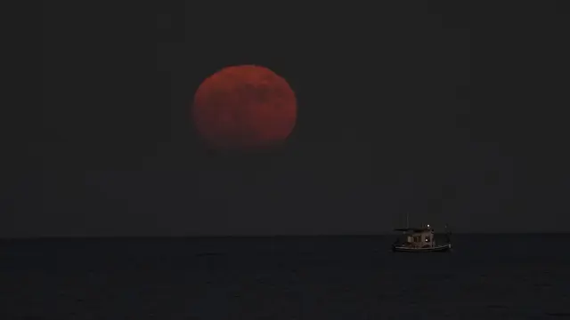 Keindahan Full Buck Supermoon Hiasi Langit di Berbagai Negara