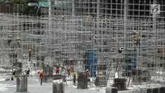 Pekerja memasang tiang-tiang besi di Depo LRT, Kelapa Gading, Jakarta Utara, Kamis (25/1). Progres pembangunan proyek LRT Jakarta secara keseluruhan telah mencapai 56,94 persen pada Januari 2018. (Liputan6.com/Arya Manggala)