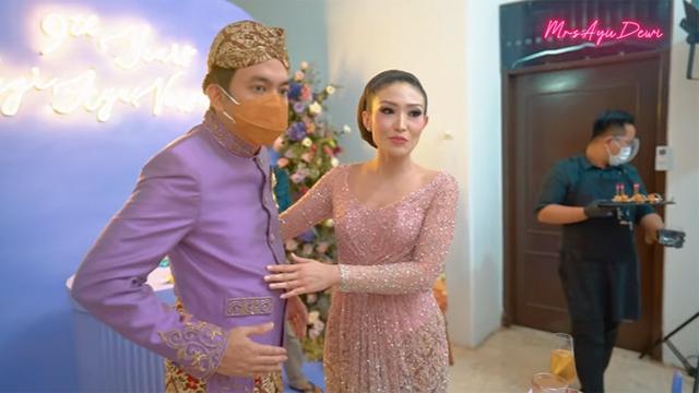 [Fimela] Ayu Dewi dan Regi Datau