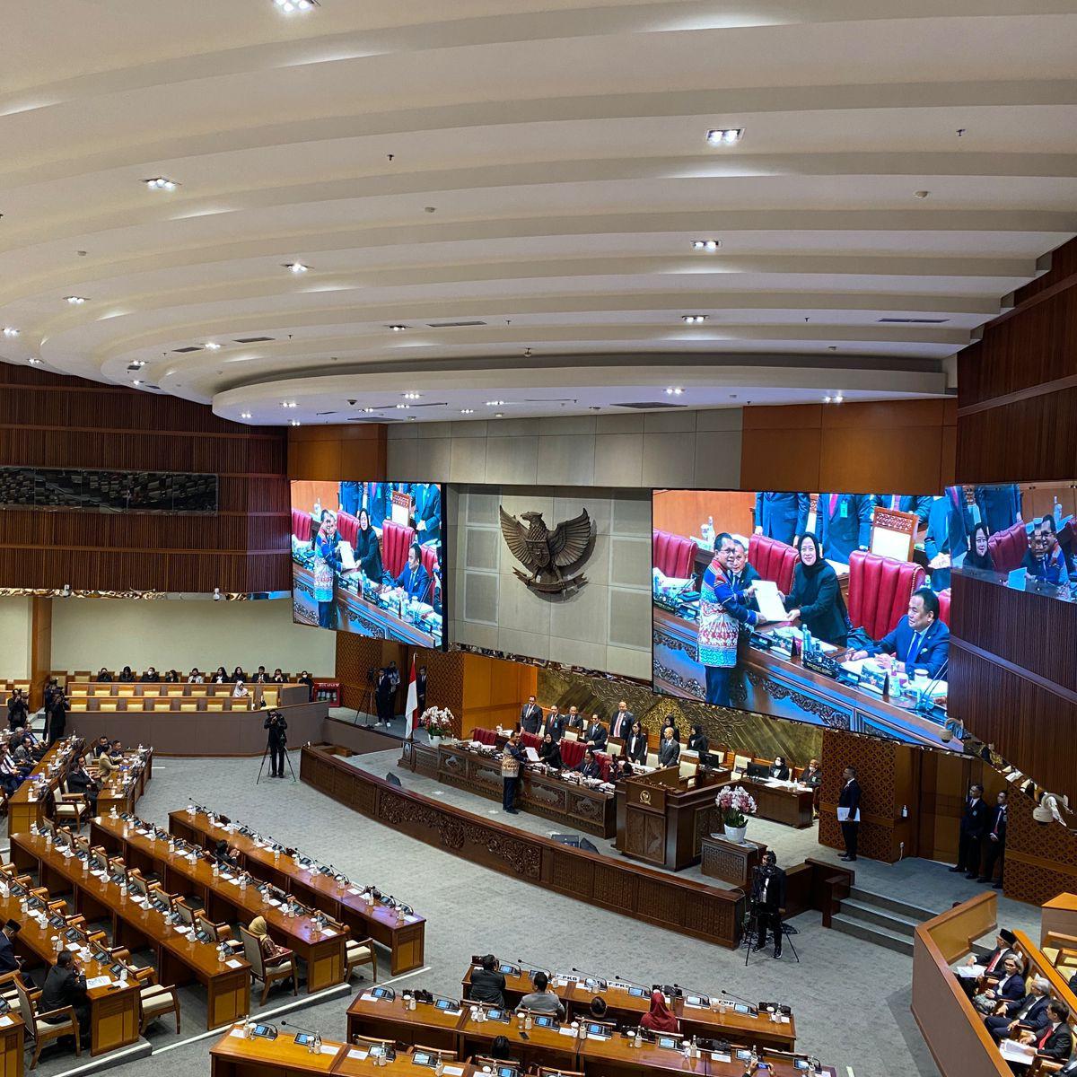 DPR RI resmi mengesahkan Undang-Undang Kesehatan. Paripurna digelar di ruang rapat paripurna DPR di Kompleks Parlemen pada Selasa (11/7/2023) dan dipimpin oleh Ketua DPR Puan Maharani.