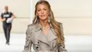 Penampilan lady boss dari Blake Lively mengenakan coat dress abu-abu dengan detail laser cut floral yang manis. [Foto: Instagram/hollywood_popculture]
