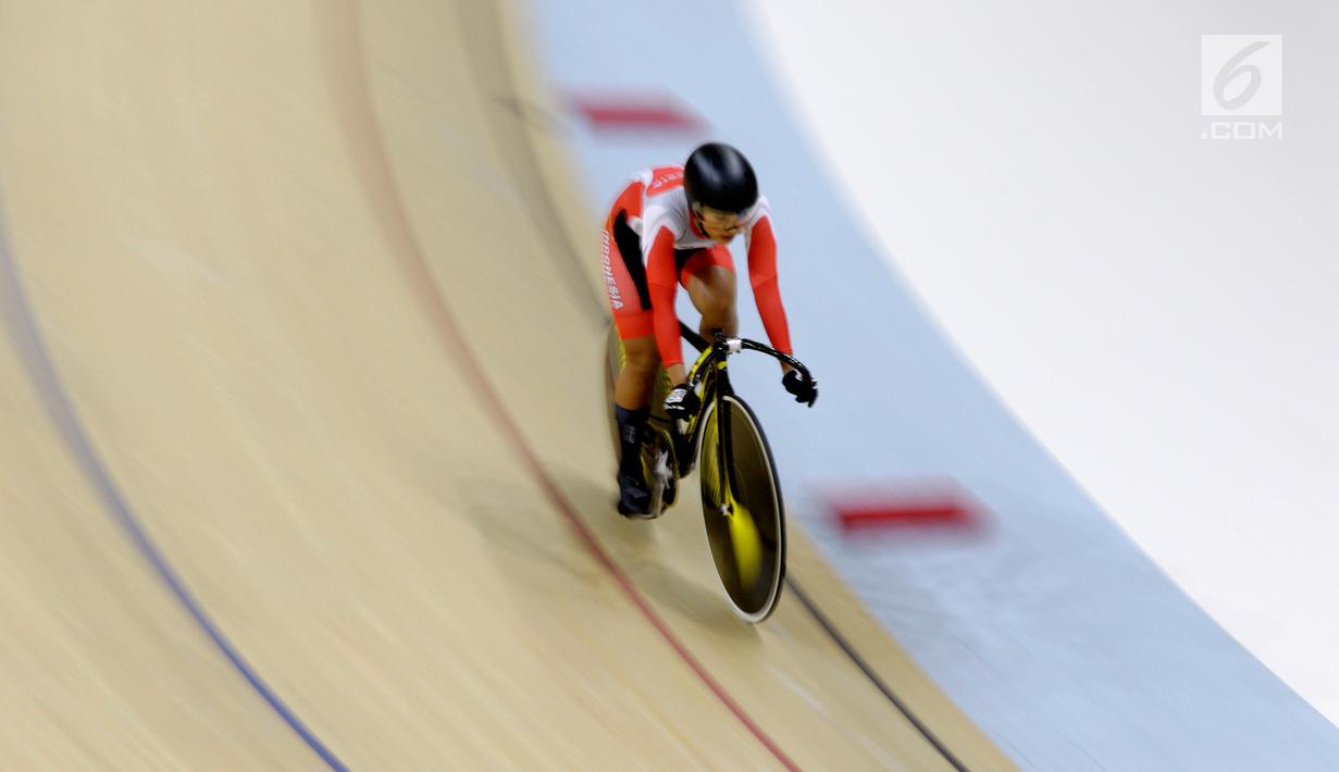 Pembalap sepeda Indonesia, Chrismonita Dwi Putri memacu sepedanya di nomor Women Elite nomor 500m Time Trial Asian Track Championships 2019 di Jakarta International Velodrome, Kamis (10/1). Putri meraih mendali perunggu. (Bola.com/Yoppy Renato)
