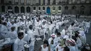 Peserta menikmati makan malam sambil berbincang saat acara 'Diner en blanc' atau 'Makan Malam Putih' di Place Vendome, Paris, Rabu (8/6). Untuk  mendapatkan undangan, peserta harus mengenal seorang anggota organisasi Diner en Blanc. (PHILIPPE LOPE/AFP)