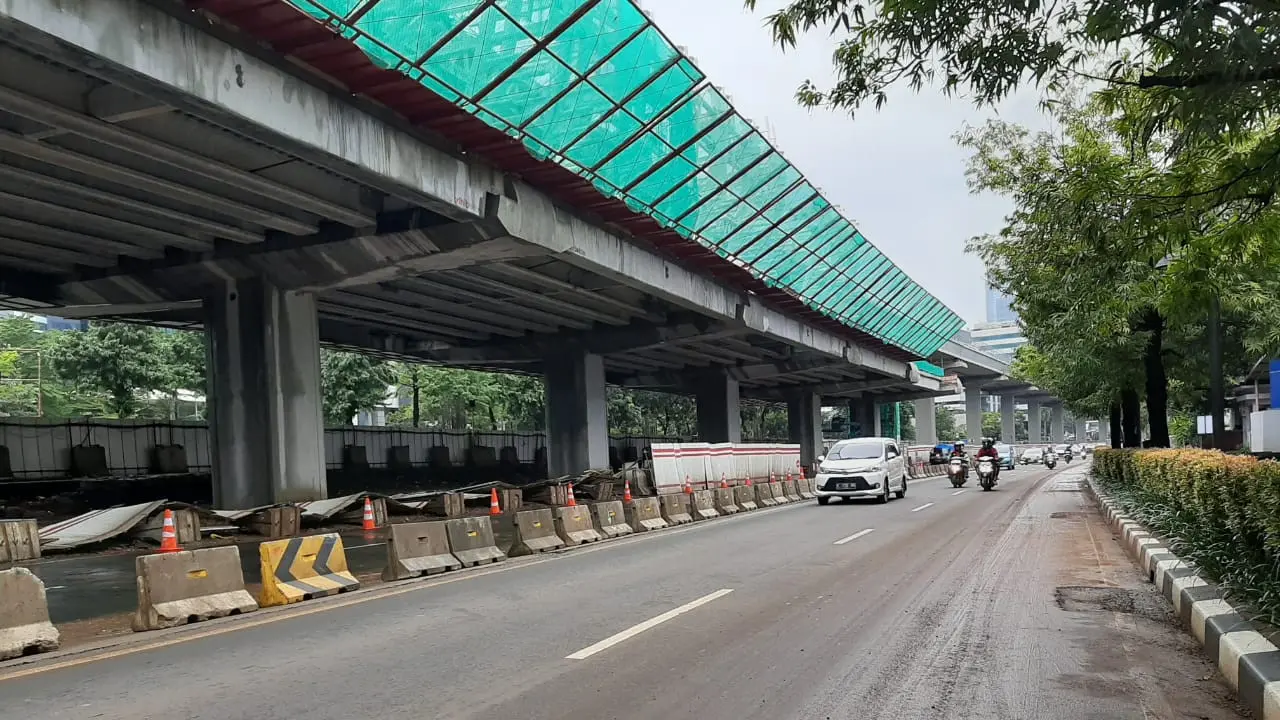 Genangan surut, Jalan Rasuna Said, depan Gedung Lina Jakarta sudah bisa dilewati kendaraan.