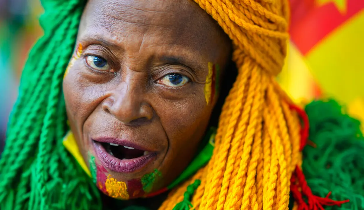 Seorang suporter dari Kamerun berpose sebelum dimulainya pertandingan sepak bola Grup G Piala Dunia 2022 antara Swiss dan Kamerun di Stadion Al Janoub, Al Wakrah, Qatar, Kamis (24/11/2022). (AP Photo/Petr Josek)