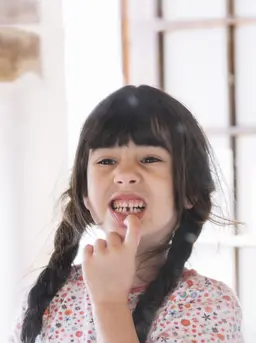 Kenali beberapa kebiasaan yang membuat gigi anak tumbuh tidak teratur. (foto: jcomp/freepik)