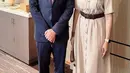 Paduan maxi dress tampil begitu elegan dengan kombinasi sepatu bernuansa beige. [Foto: Instagram/ Fifi Aleyda Yahya]
