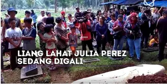 Liang lahat Julia Perez masih digali, lokasi pemakaman mulai dipadati oleh warga.