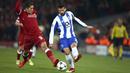 Pemain Liverpool, Roberto Firmino (kiri) berebut bola dengan pemain Porto, Felipe pada leg kedua Liga Champions di Anfield Stadium, Liverpool, (6/3/2018). Liverpool bermain imbang 0-0. (AP/Dave Thompson)