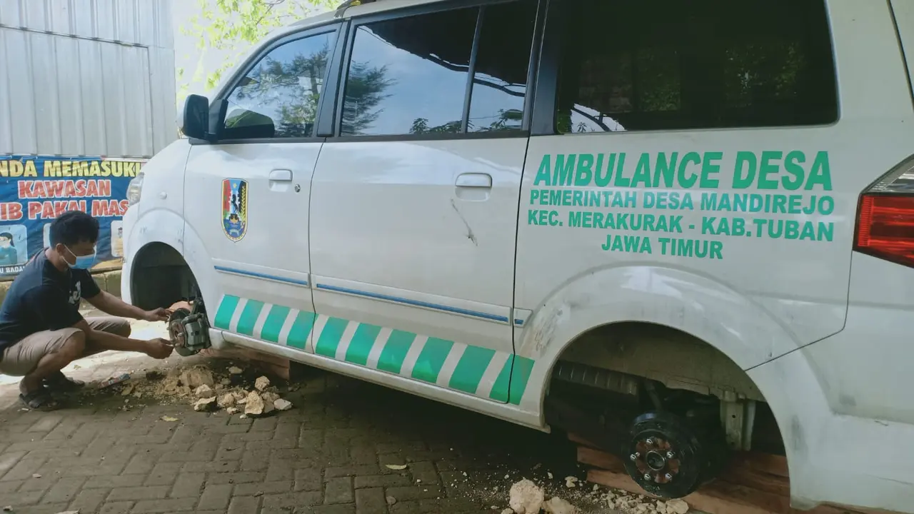 Ban ambulans di Desa Mandirejo Tuban digondol maling. (Adirin/Liputan6.com)