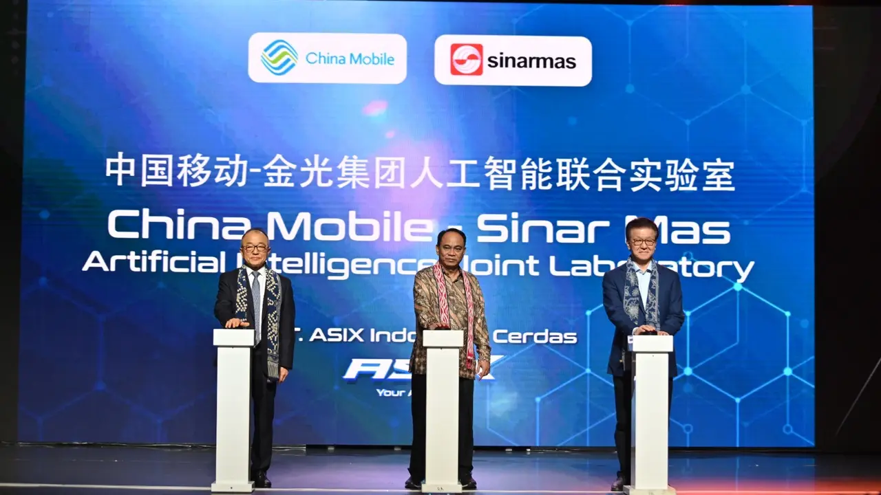 Executive Vice President China Mobile Communications Group Co., Ltd Gao Tongqing, Menteri Komunikasi dan Informatika Budi Arie Setiadi  dan Sinar Mas Board Member Franky O. Widjaja meresmikan kerjasama strategis antara Sinar Mas dan China Mobile.