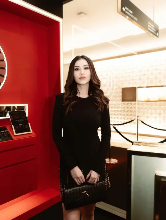 Aaliyah Massaid kenakan long sleeve dress hitam dengan detail hardware silver dari Asky Febrianti. Ibu satu anak itu lengkapi busananya dengan clutch dari Bottega Veneta [@aaliyah.massaid]