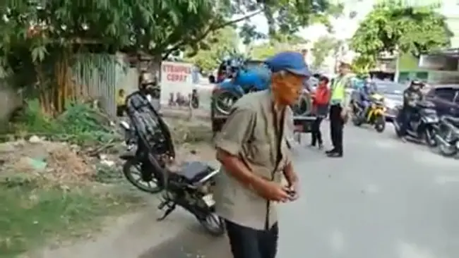 Ditilang Polisi, Opa Bakar Motor di Palu. (Liputan6.com/Apriawan)