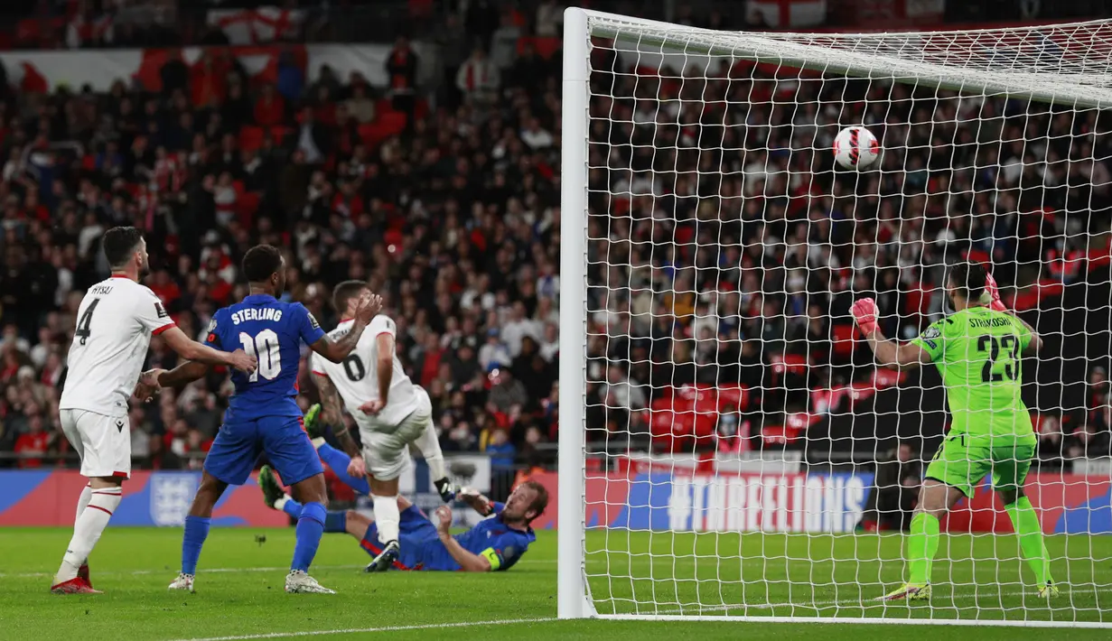 Penyerang Inggris, Harry Kane saat mencetak gol keliman timnya ke gawang Albania pada pertandingan Grup I kualifikasi Piala Dunia 2022 di stadion Wembley di London, Sabtu (13/11/2021). Inggris unggul tiga poin dari Polandia di posisi kedua klasemen. (AP Photo/Ian Walton)