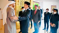 Presiden Joko Widodo (Jokowi) dan Ibu Iriana beserta rombongan singgah di Abu Dhabi, Uni Emirat Arab (UEA) untuk menyampaikan&nbsp;duka cita atas wafatnya Yang Mulia Sheikh Khalifa bin Zayed Al Nahyan. (Biro Pers, Media dan Informasi Sekretariat Presiden)