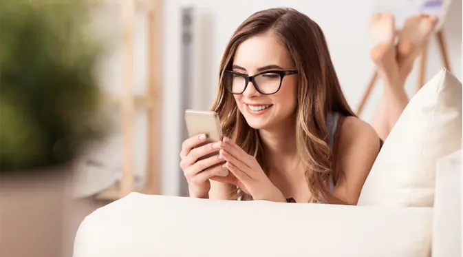 Ilustrasi menggunakan smartphone