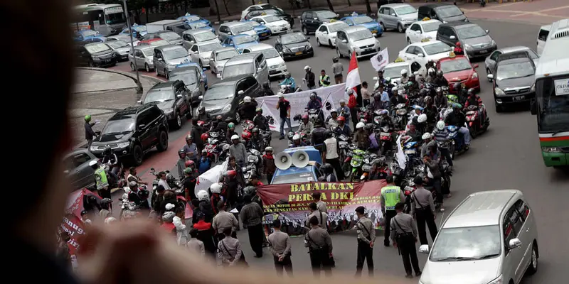 Motor Dilarang Melintasi Jl Thamrin, Massa Demo di Bundaran HI