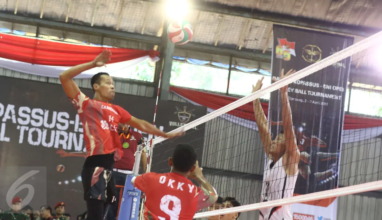 Menurut Ketua Umum PBVSI Imam Sudjarwo kedua tim voli (Kopassus dan Bandung Tectona) punya pemain potensi untuk memperkuat tim nasional di ajang SEA Games 2017 di Cijantung, Jakarta, Minggu (2/4). (Liputan6.com/Helmi Afandi)