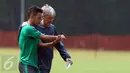 Pemain Timnas Indonesia U-22, Gian Zola berbincang dengan pelatih fisik Miguel Gandia usai laga uji coba di Lapangan SPH Karawaci, Tangerang, Selasa (25/4). Timnas Indonesia U-22 unggul 2-1. (Liputan6.com/Helmi Fithriansyah)