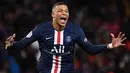1. Kylian Mbappe (PSG) - Pada usia 19 tahun, Mbappe ditebus Paris Saint-Germain dari AS Monaco pada bursa transfer musim panas 2018. PSG mengucurkan dana hingga 165 juta poundsterling untuk melabuhkan Kylian Mbappe. (AFP/Fracnk Fife)