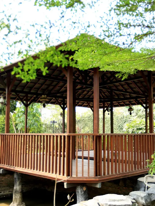 'Akses itu penting banget. Karena Jakarta ini kan sudah terkenal sebagai kota yang lalu lintasnya yang macet. Kalau kita tinggal di daerah macet sudah berapa banyak waktu yang terbuang di jalanan,' papar Riphat. (Andy Masela/Bintang.com)