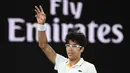 Petenis Korea Selatan, Hyeon Chung merayakan kemenangan atas petenis Serbia, Novak Djokovic pada ajang Australia Terbuka 2018 di Melbourne,  (22/2/2018). Djokovic kalah 6-7, 5-7, 6-7. (AFP/Saeed Khan)