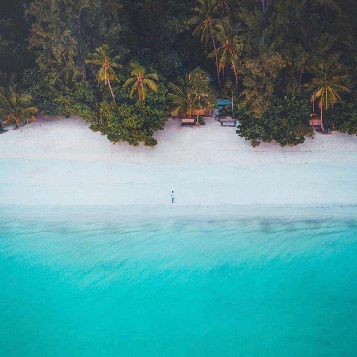 Dibuat Takjub, Momen Pria yang Perlihatkan Pantai dengan Pasir Terhalus di Dunia Ini Curi Perhatian