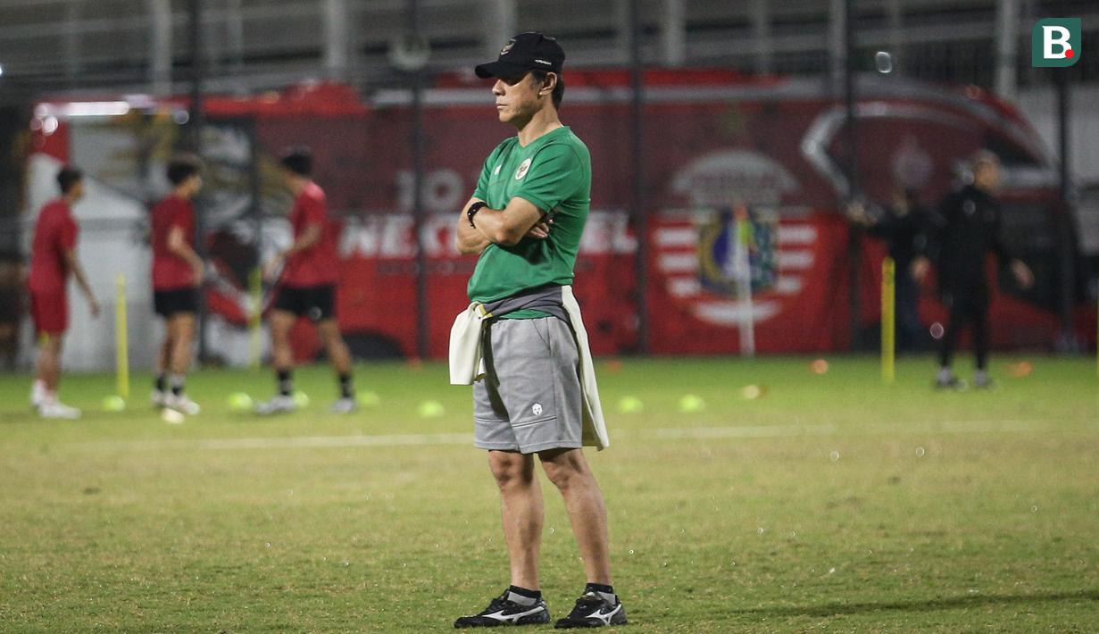 <p>Pelatih Timnas Indonesia, Shin Tae-yong memimpin latihan menjelang laga FIFA Matchday melawan Burundi di lapangan latih 2, Jakarta International Stadium (JIS), Jakarta, Kamis (23/03/2023). Pada waktu yang bersamaan, Persija Jakarta juga menggelar latihan di lapangan latih 1 JIS. (Bola.com/Bagaskara Lazuardi)</p>