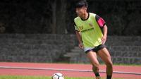 Muhammad Rifky Suryawan saat mengikuti seleksi tahap pertama Persis, Rabu (13/2/2019). (Bola.com/Vincentius Atmaja)