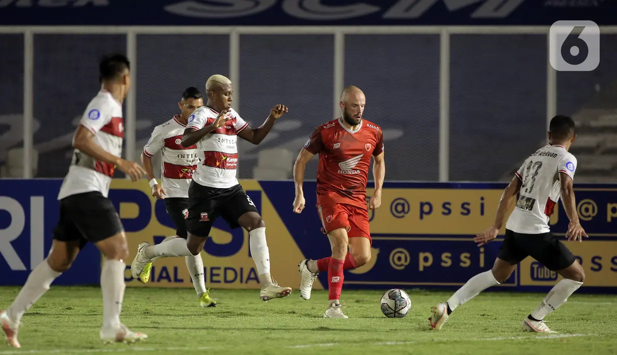 Pemain PSM Makassar, Anco Jansen (dua kanan) mengontrol bola dibayangi sejumlah pemain Madura United dalam pertandingan BRI Liga 1 2021/2022 antara Madura United melawan PSM Makassar di Stadion Madya, Jakarta, Minggu (12/9/2021). Pertandingan berakhir 1-1. (Bola.com/Ikhwan Yanuar)